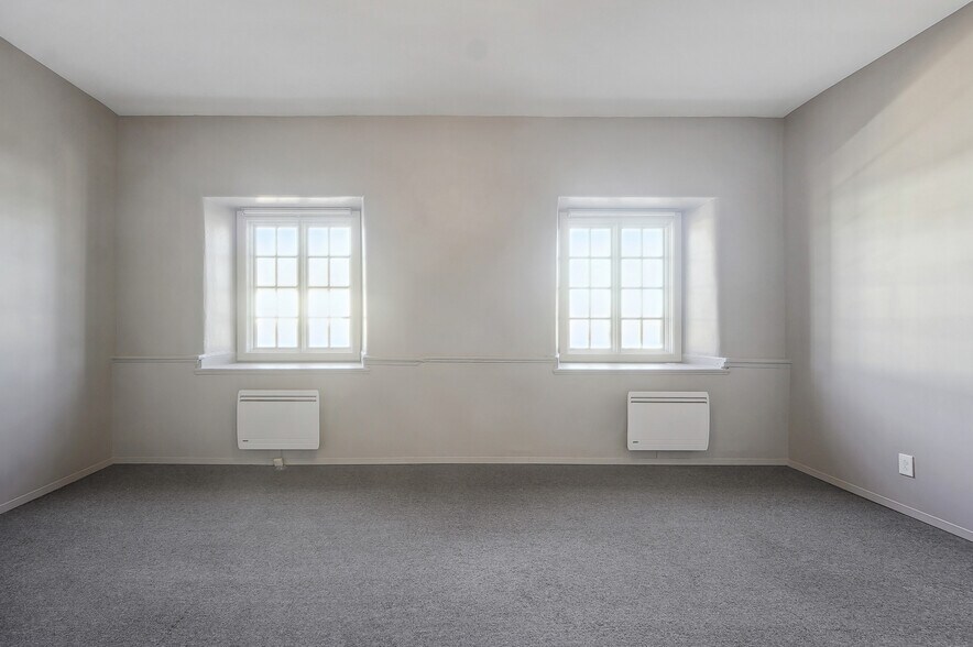 More Photos Of 32 Rue Saint-Charles, Longueuil Office For Lease