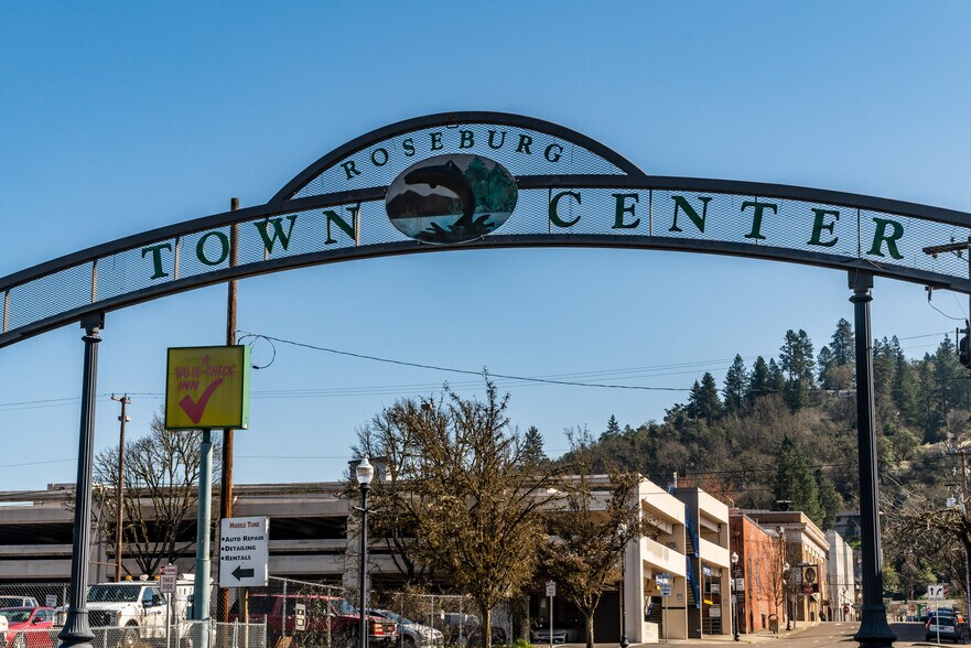 More Photos Of 622-630 SE Jackson St, Roseburg Storefront For Sale