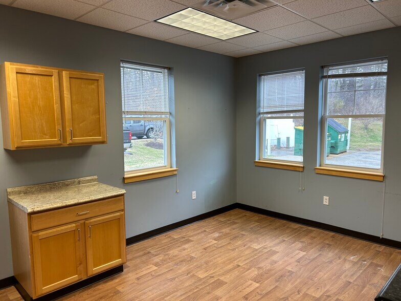 More Photos Of 45 Forest Falls Dr, Yarmouth Medical For Sale