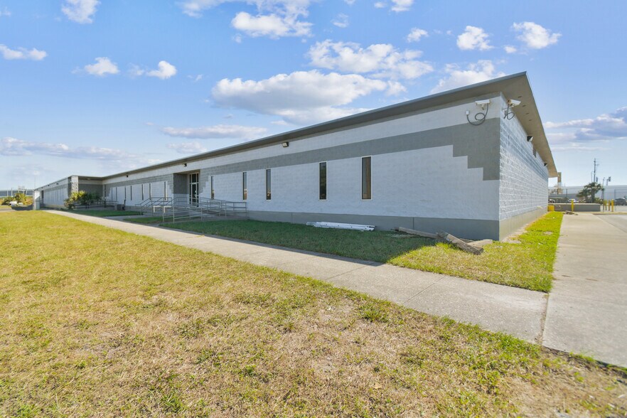 More Photos Of 3900 W Coachman Ave, Tampa Warehouse For Lease