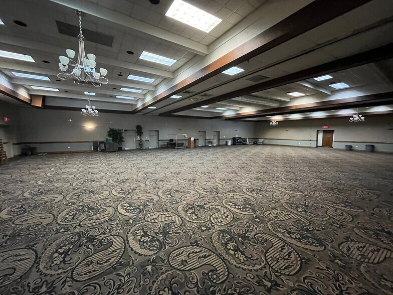 More Photos Of 155 Riverside St, Portland Hotel For Lease