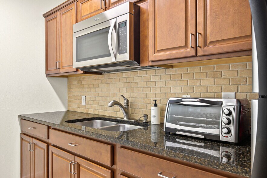 More Photos Of 525 8th St W, Bradenton Office For Sale