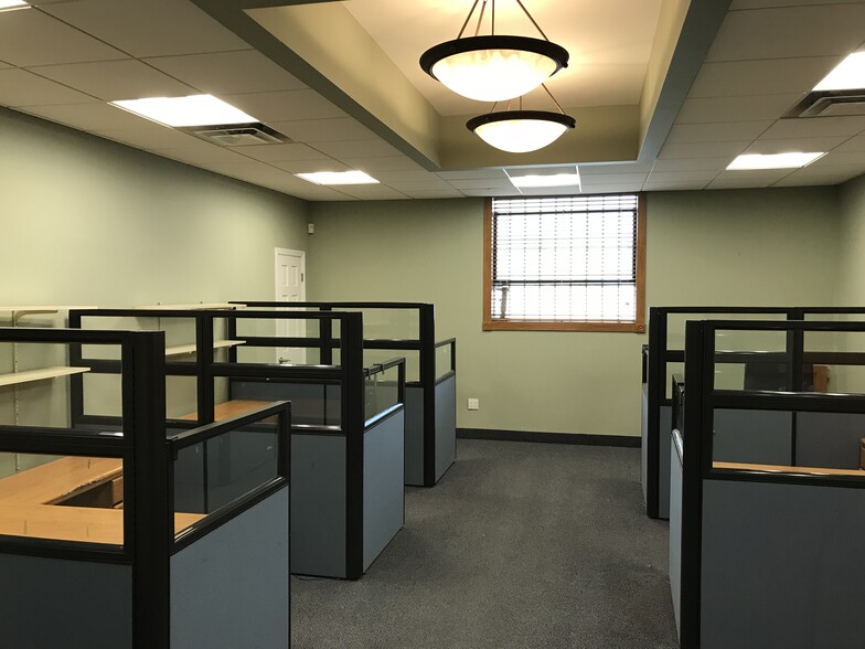 More Photos Of 84 Toledo St, Farmingdale Warehouse For Lease