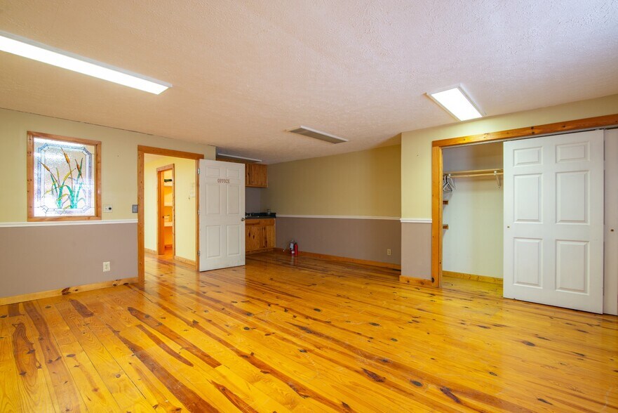 More Photos Of 641 Highland Ave, Vine Grove Freestanding For Sale
