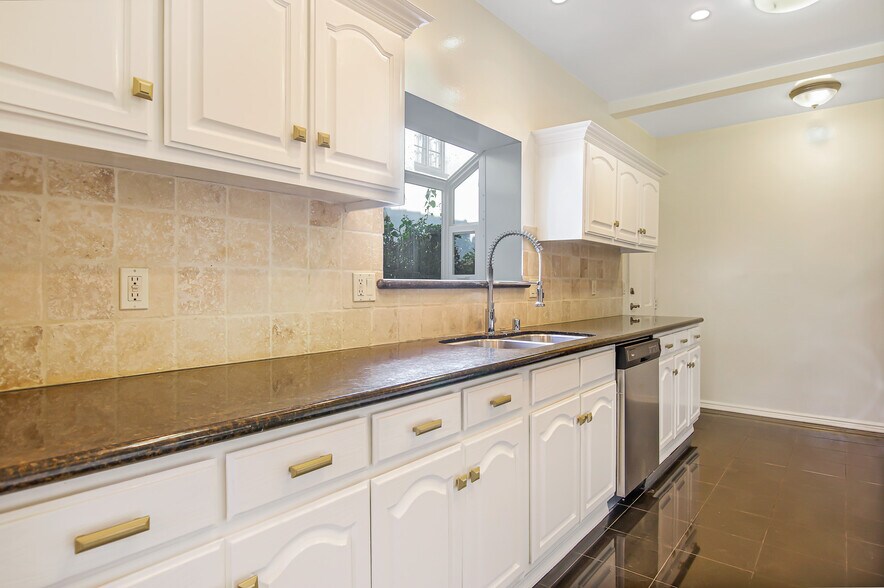 More Photos Of 1074 S Genesee Ave, Los Angeles Apartments For Sale