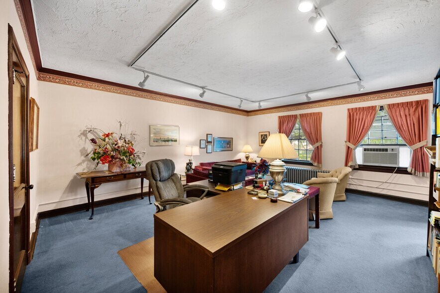 More Photos Of 16903 Fischer Rd, Cleveland Office For Sale