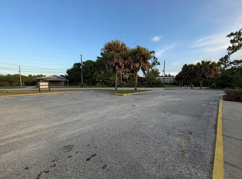 More Photos Of 1424 N Gulf Ave, Crystal River Self Storage For Sale