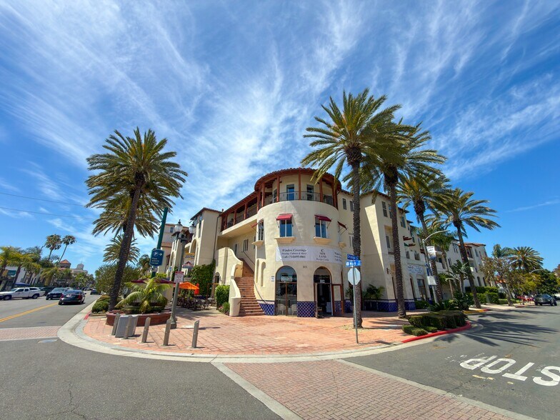 Primary Photo Of 301 N Main St, Huntington Beach General Retail For Lease