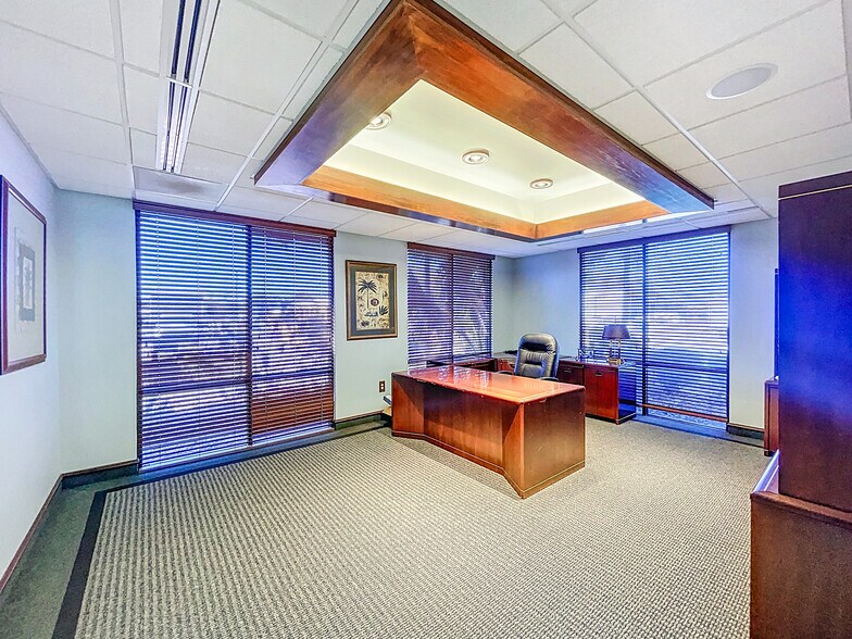 More Photos Of 5421 N 59th St, Tampa Office For Sale