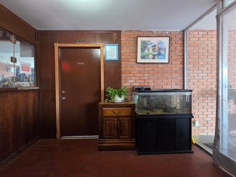 More Photos Of 1207 W Main St, Port Lavaca Hotel For Sale