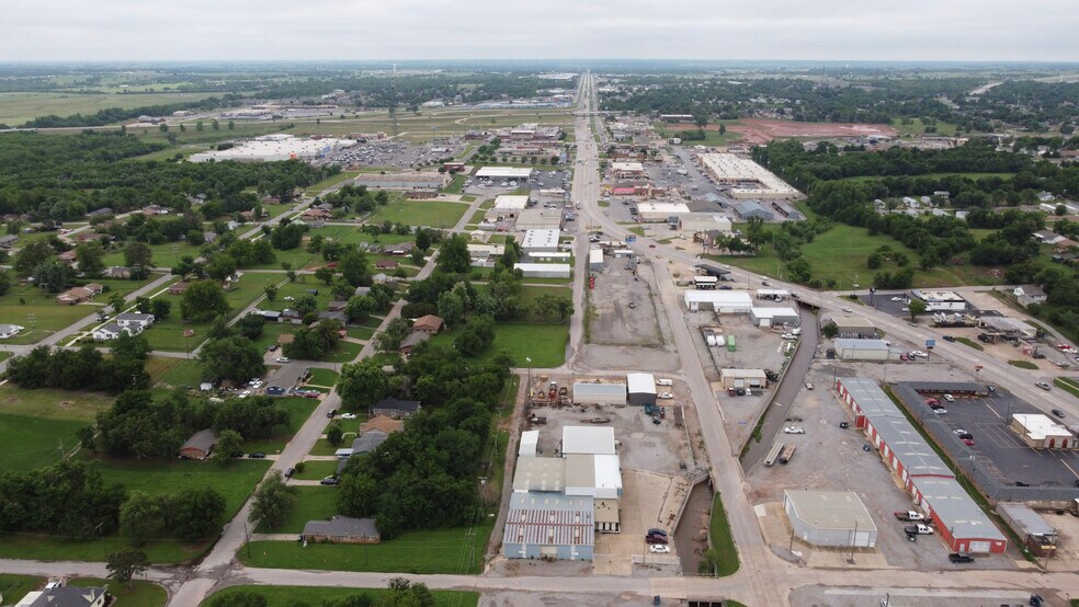More Photos Of 1301 S 3rd St, Chickasha Distribution For Lease