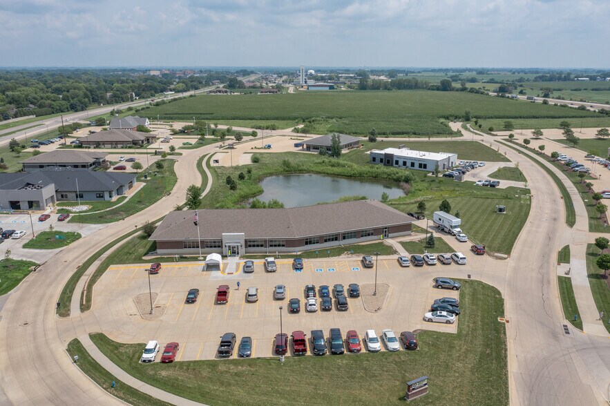 More Photos Of 945 Tower Dr, Waterloo Medical For Lease