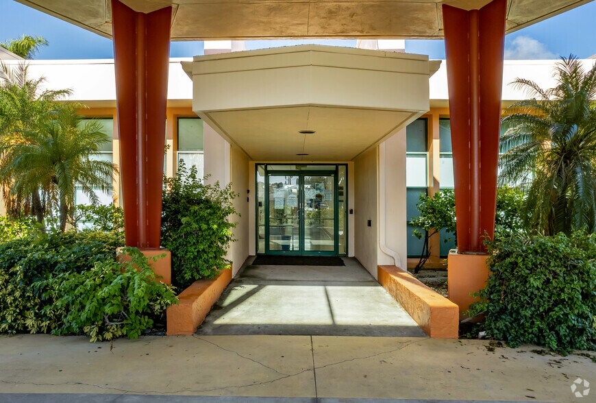 More Photos Of 5000 Park St N, Saint Petersburg Flex For Lease