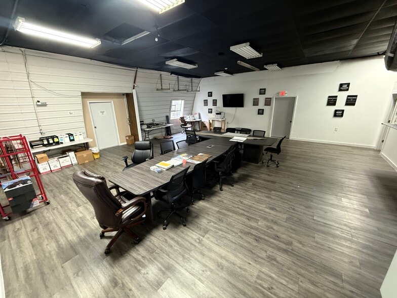 More Photos Of 3448 Highway 14, Laurens Light Distribution For Sale