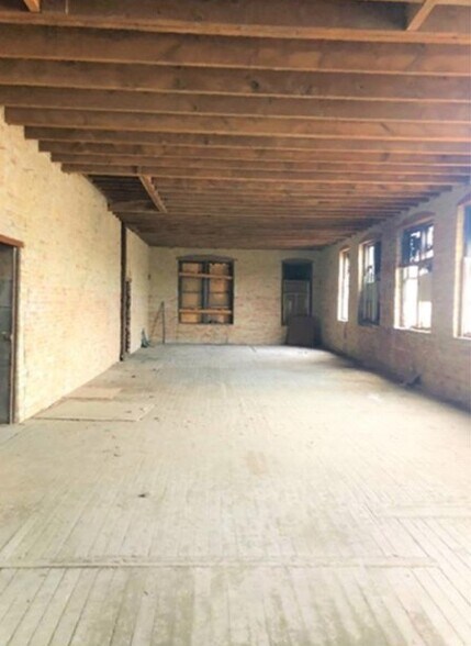 More Photos Of 117-121 W Pittsburgh Ave, Milwaukee Manufacturing For Lease