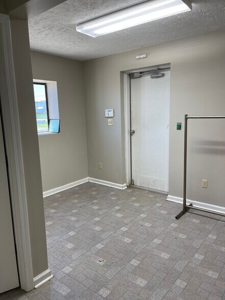 More Photos Of 640 Industrial Rd, Savannah Light Distribution For Lease