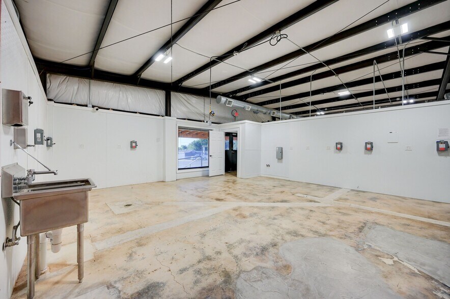 More Photos Of 1301 & 1307 Main St, Blanco Light Distribution For Sale