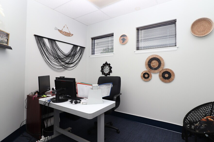 More Photos Of 631-635 Farmington Ave, Hartford Office For Sale