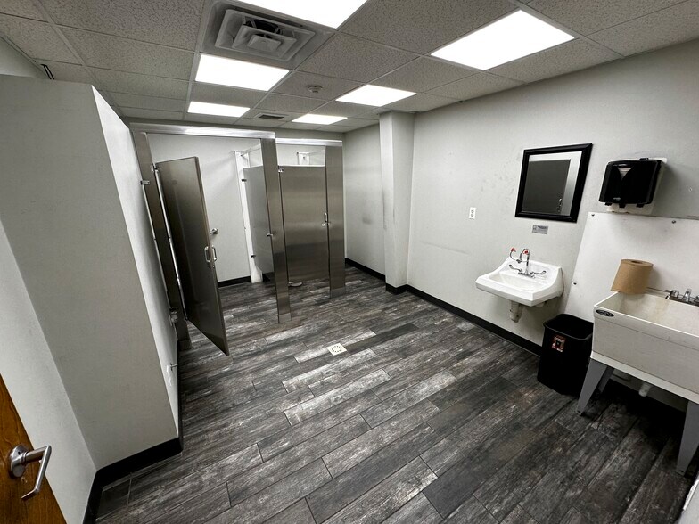 More Photos Of 139 Penn Manor Rd, Irwin Manufacturing For Lease