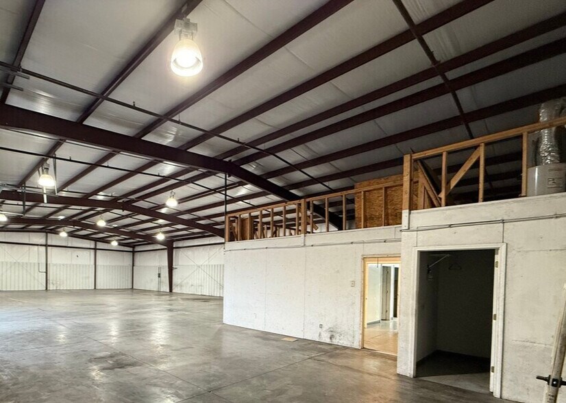 More Photos Of 916 Sprinkler Dr, Landis Warehouse For Lease
