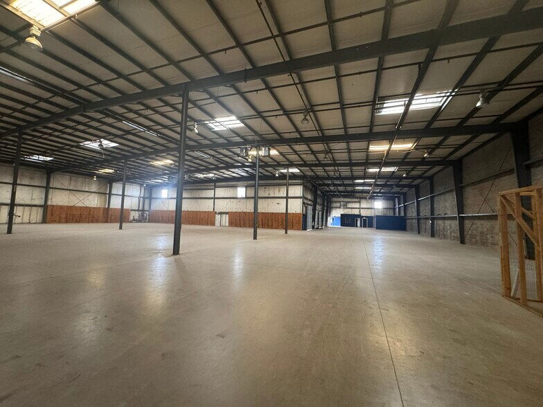 More Photos Of 204 N WW White Rd, San Antonio Distribution For Lease