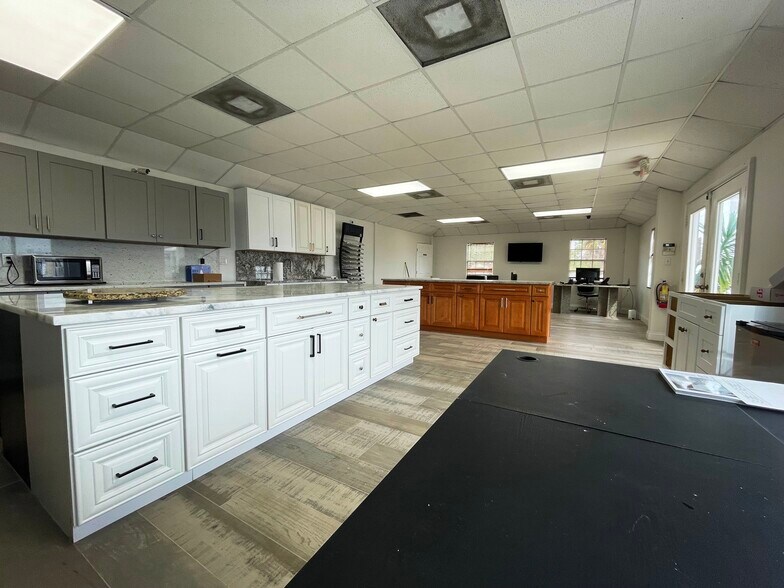 More Photos Of 3205 Hanson St, Fort Myers Warehouse For Lease