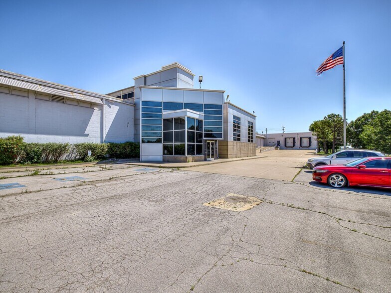 More Photos Of 6201 E 43rd St, Tulsa Manufacturing For Sale
