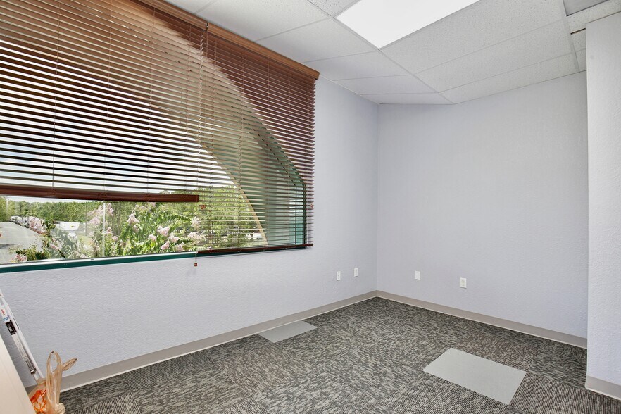 More Photos Of 6881 Kingspointe Pky, Orlando Flex For Lease