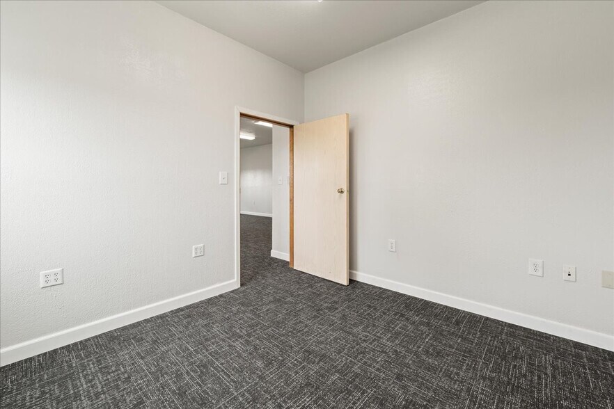 More Photos Of 3408 International St, Fairbanks Warehouse For Lease