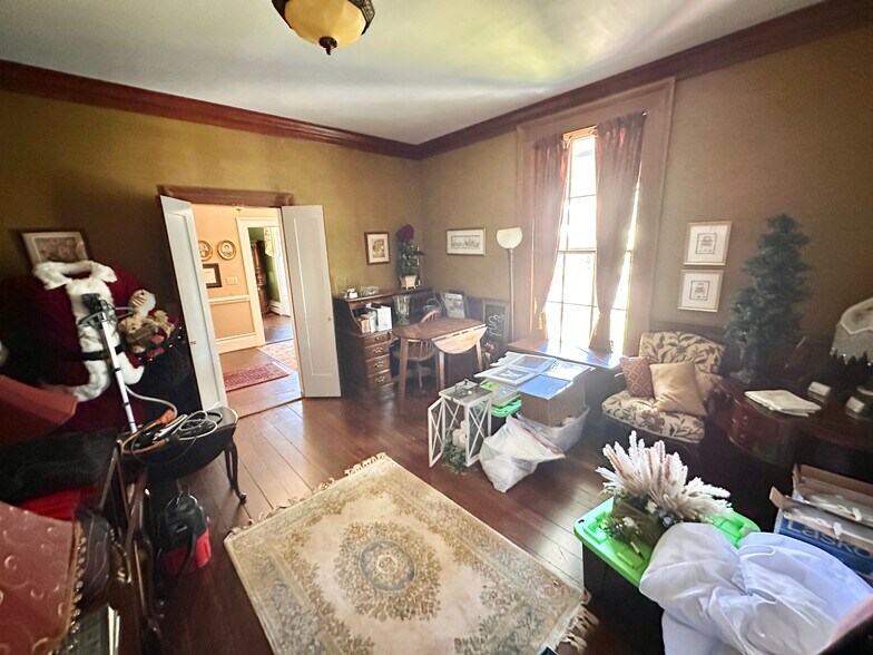 More Photos Of 615 College St, Clinton Hotel For Sale