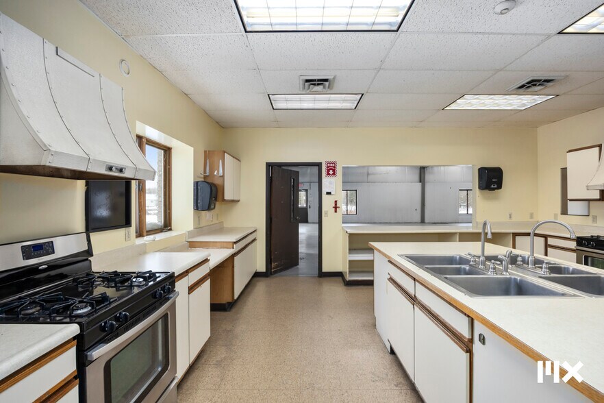 More Photos Of 21685 Northland Dr, Paris Distribution For Sale