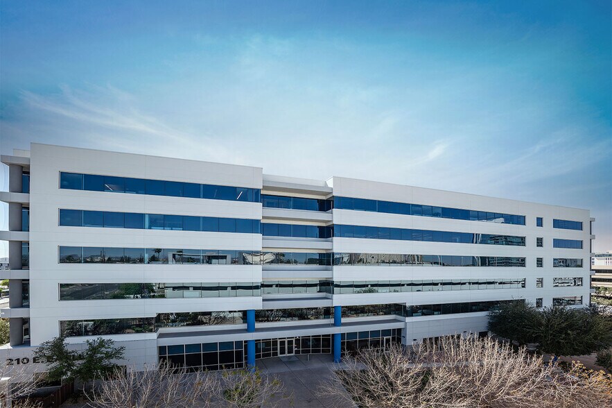More Photos Of 210 E Earll Dr, Phoenix Office For Sale