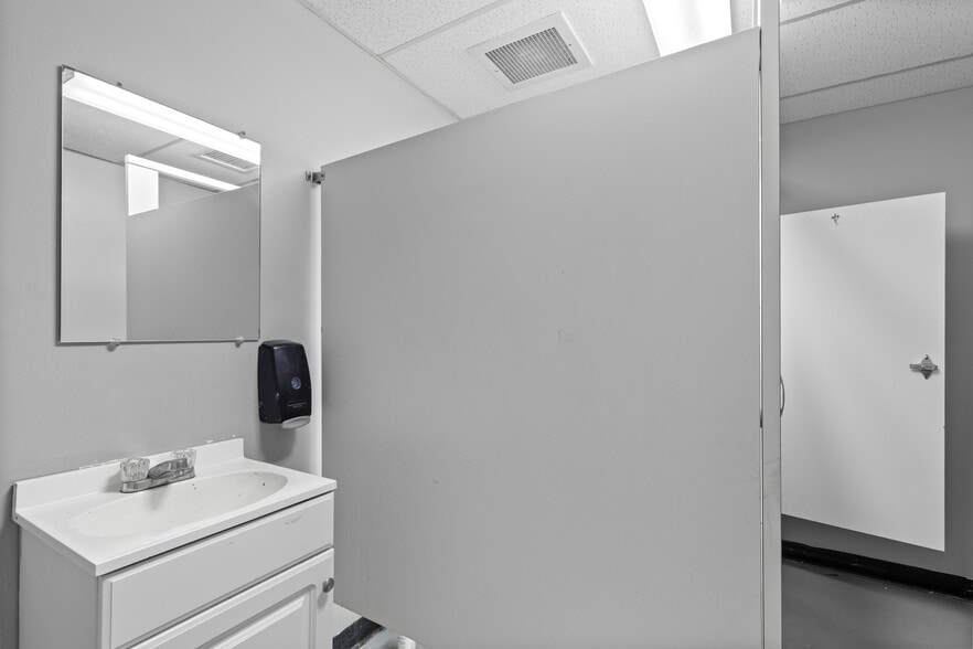 More Photos Of 2200 Union St, Bellaire Industrial For Sale