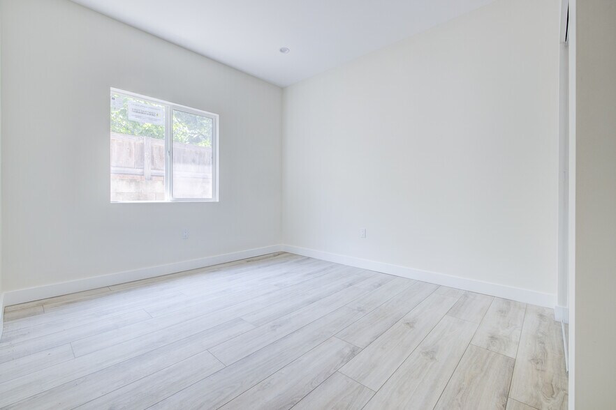More Photos Of 2947 West Blvd, Los Angeles Apartments For Sale