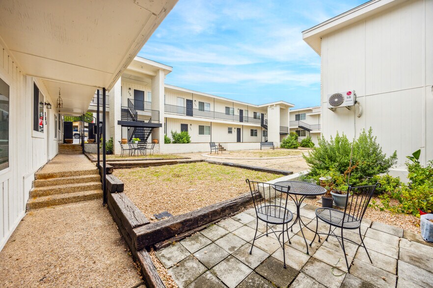 More Photos Of 1304 McKie Dr, Austin Apartments For Sale