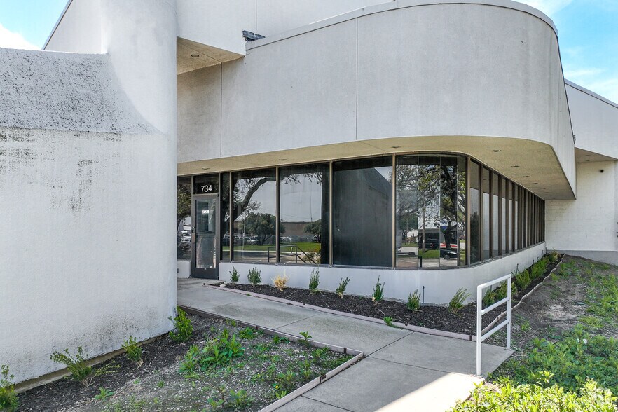 More Photos Of 734 W Carrier Pky, Grand Prairie Warehouse For Lease