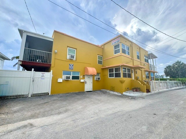 More Photos Of 300 Georgia St, Hollywood Apartments For Sale