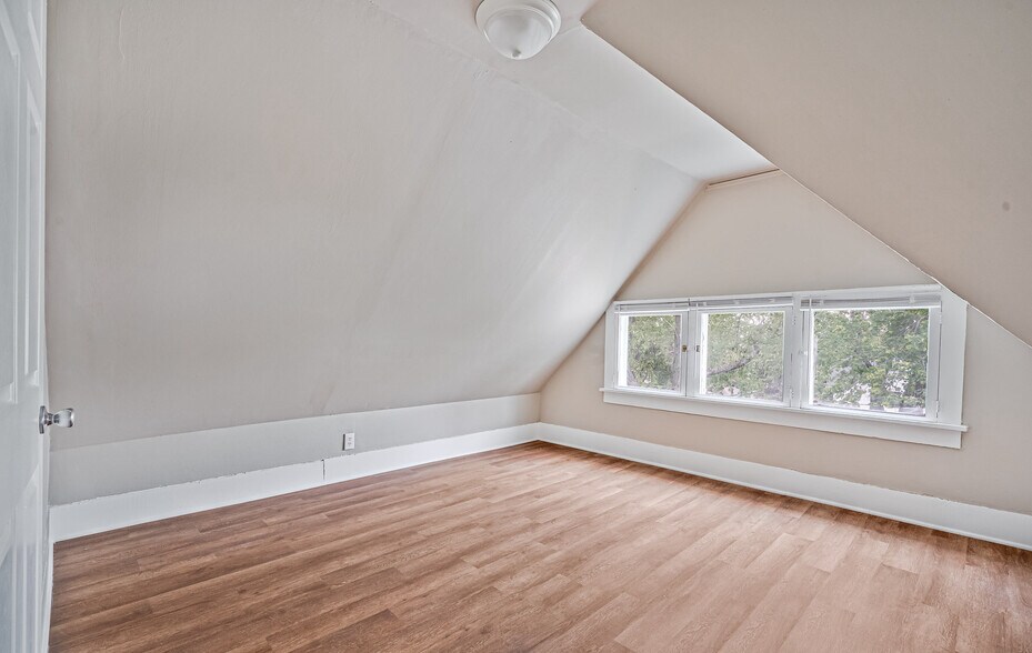 More Photos Of 924 W 5th St, Appleton Apartments For Sale