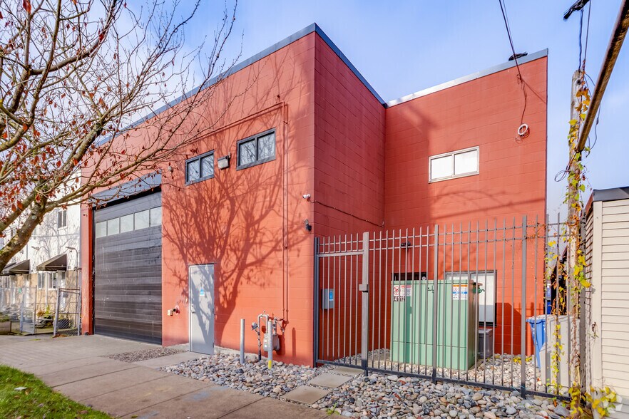 More Photos Of 1889 Triumph St, Vancouver Service For Sale