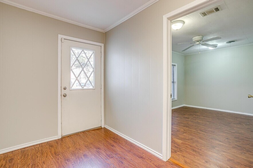 More Photos Of 2418 Cales Dr, Arlington Office Residential For Sale