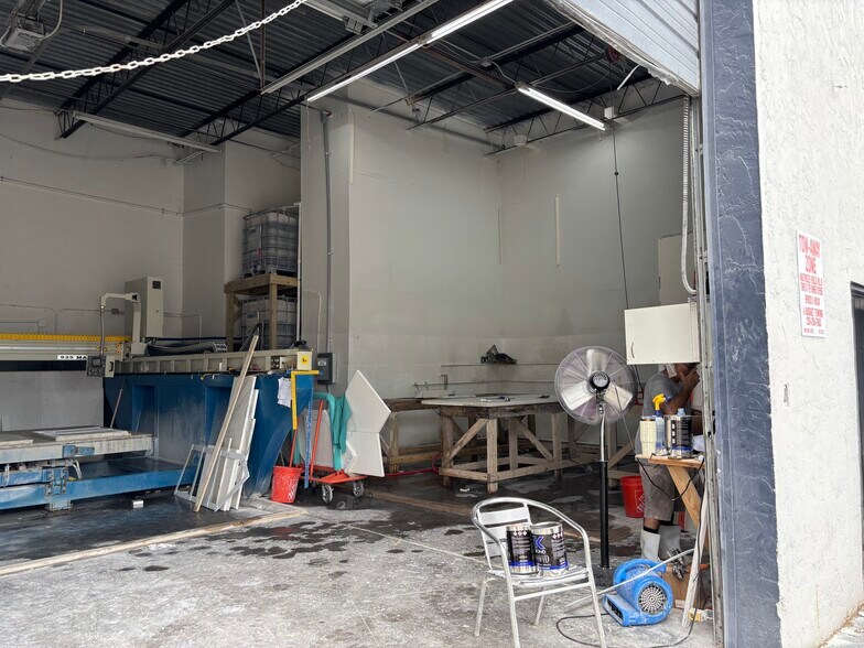 More Photos Of 944 Country Club Blvd, Cape Coral Warehouse For Lease