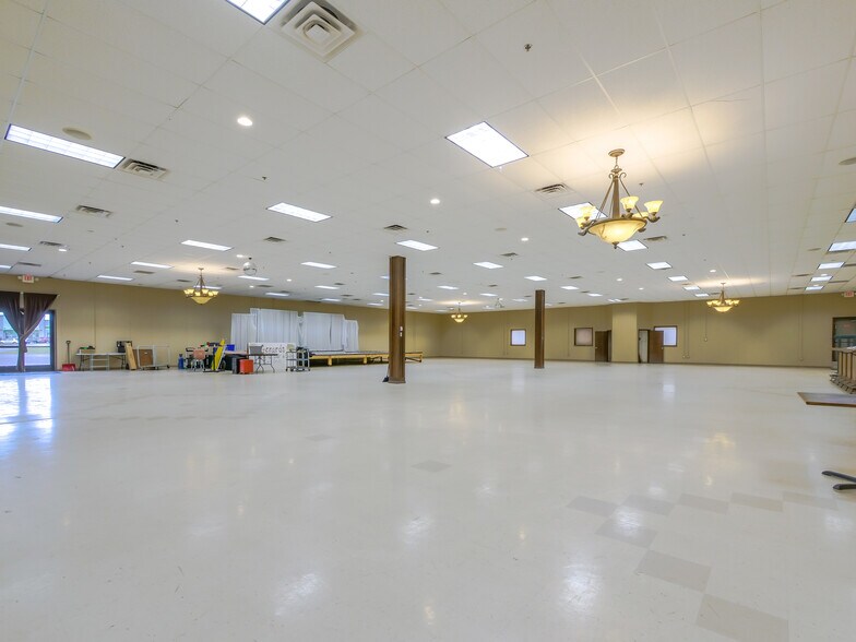 More Photos Of 1225 Timberlane Dr, Sauk Centre General Retail For Lease