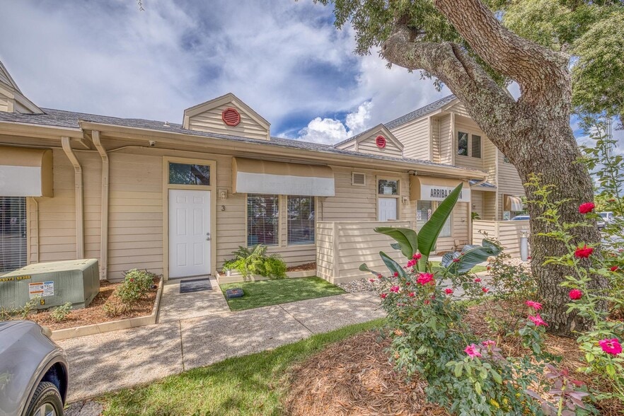 More Photos Of 913 Gulf Breeze Pky, Gulf Breeze General Retail For Sale