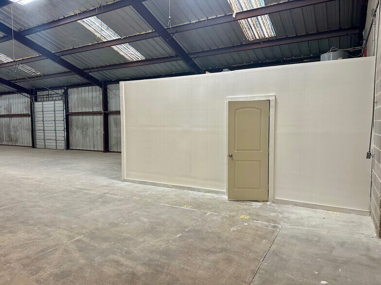 More Photos Of 200-232 W New Braunfels St, Seguin Warehouse For Lease