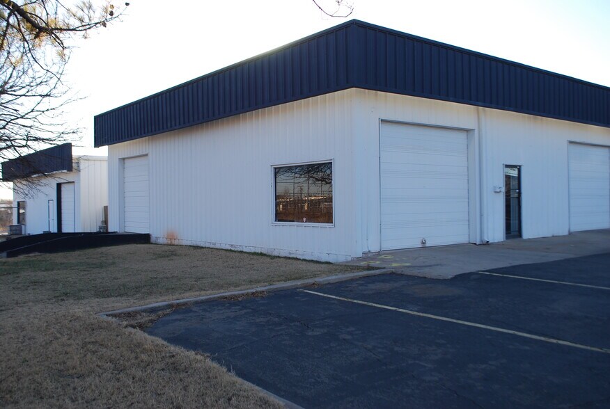 More Photos Of 1008 NW 82nd St, Oklahoma City Service For Lease
