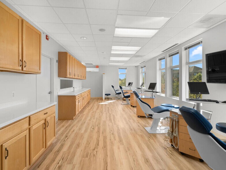 More Photos Of 46165 Westlake Dr, Sterling Medical For Sale