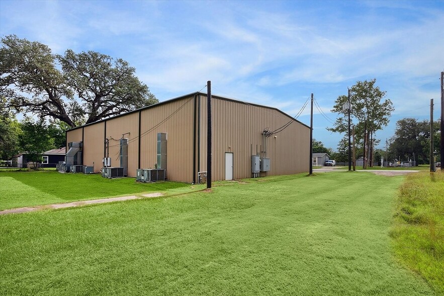 More Photos Of 920 Front St, Columbus Warehouse For Sale