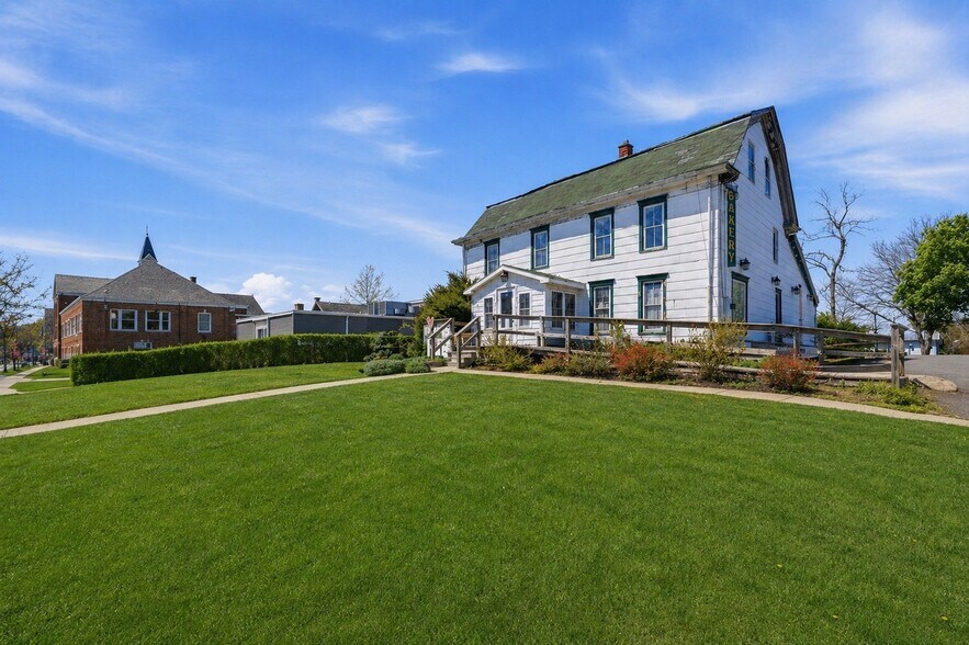 More Photos Of 1612 Main Rd, Riverhead Freestanding For Sale