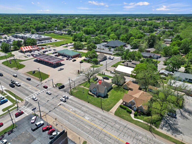 More Photos Of 209 S Main St, Lindale Loft Creative Space For Sale