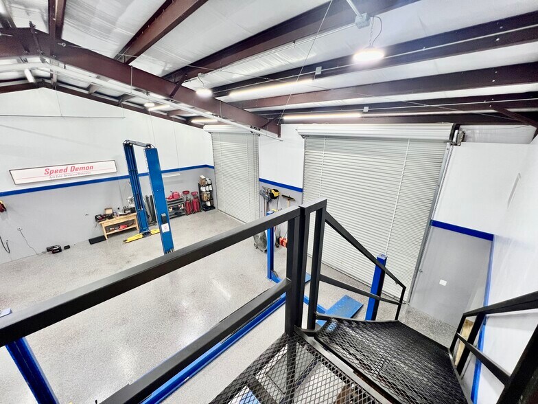 More Photos Of 1308 N Frazier St, Conroe Service For Sale